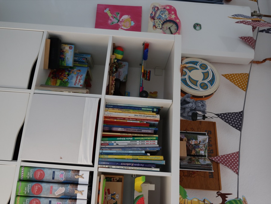 Bücherregal mit vielen Kinderbüchern