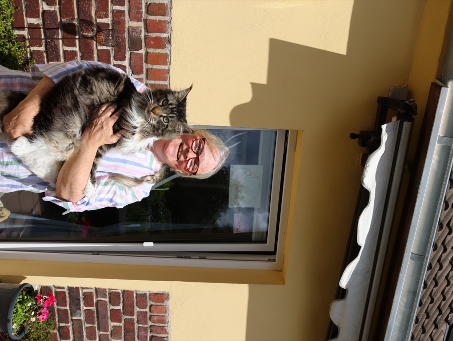 Stephanie mit ihrem ruhigen Kater auf dem Arm