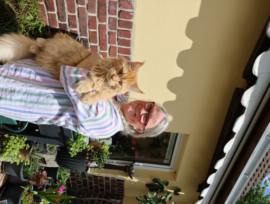 Stephanie mit ihrem zutraulichen, verschmusten Kater